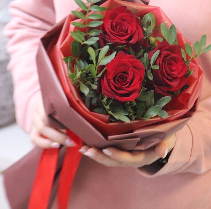 Доставка цветов на дом: как оформить услугу и выбрать варианты