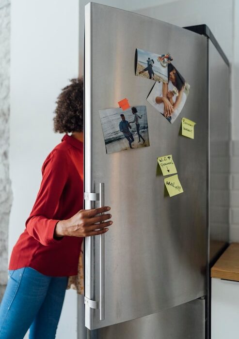 Чем удалить следы от скотча с холодильника за 5 минут