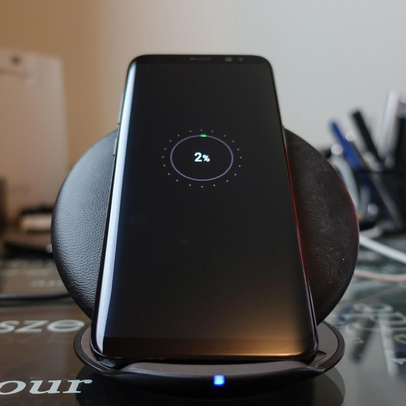 А вот с беспроводной зарядкой такие трюки, увы, не пройдут. Фото.