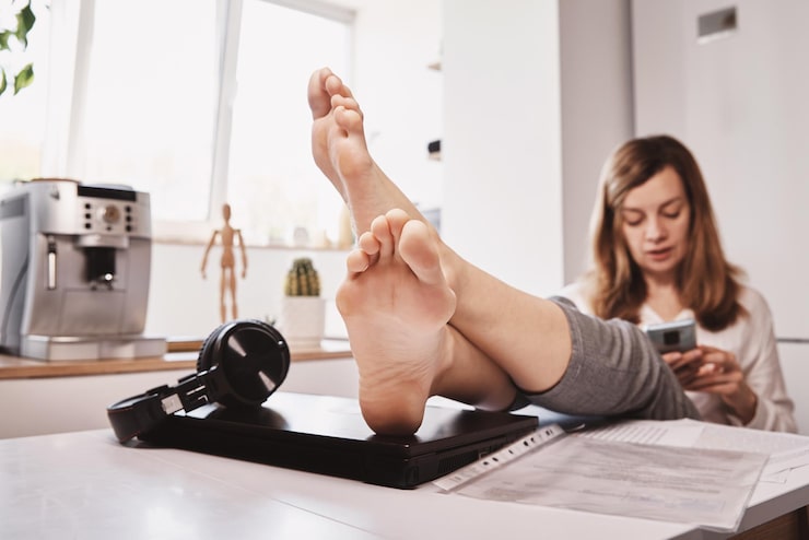 Симптомы, связанные с аллергией, могут включать не только зуд, но и покраснение, шелушение, а иногда и отеки. Важно не игнорировать эти признаки и сразу начинать лечение с помощи антигистаминов.